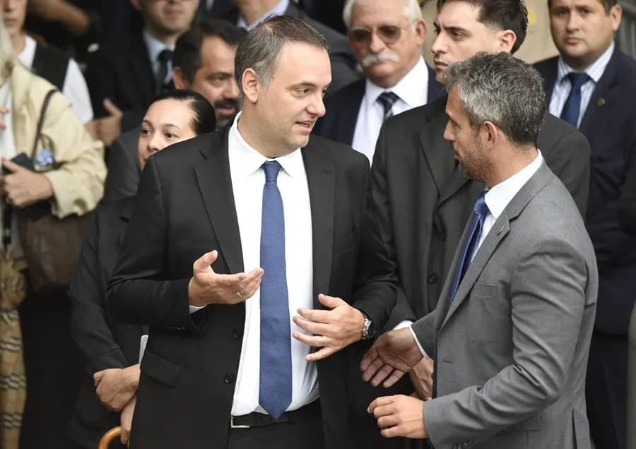 Jefe del Gabinete argentino admite que ocultó quinientos mil dólares de la declaración jurada