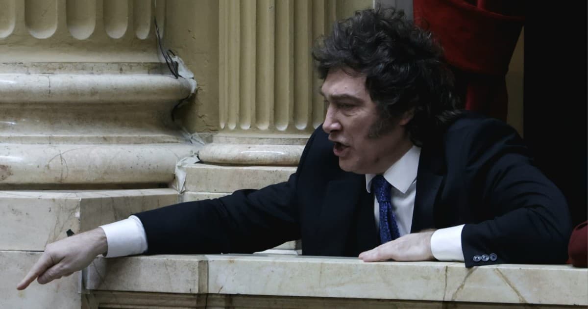 Milei les gritó "chorros" y "corruptos" a los periodistas que le preguntaron por Adorni - La Política Online