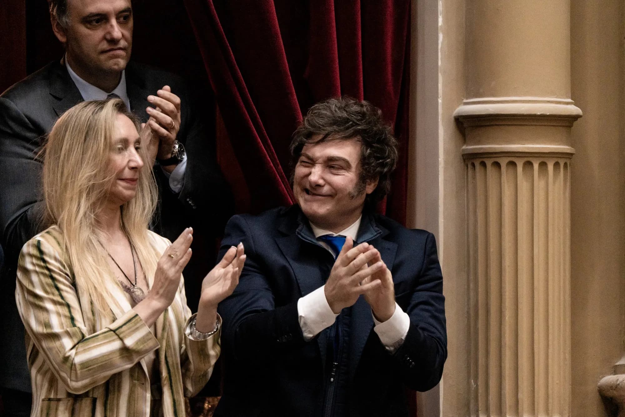 Javier Milei, acompañado por su hermana Karina y el jefe de gabinete Manuel Adorni, aplaude durante una ceremonia de juramento en el Congreso Nacional en 2025.