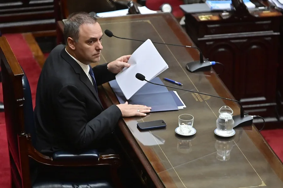 Adorni, jefe de Gabinete de Milei, renuncia tras escándalos de corrupción