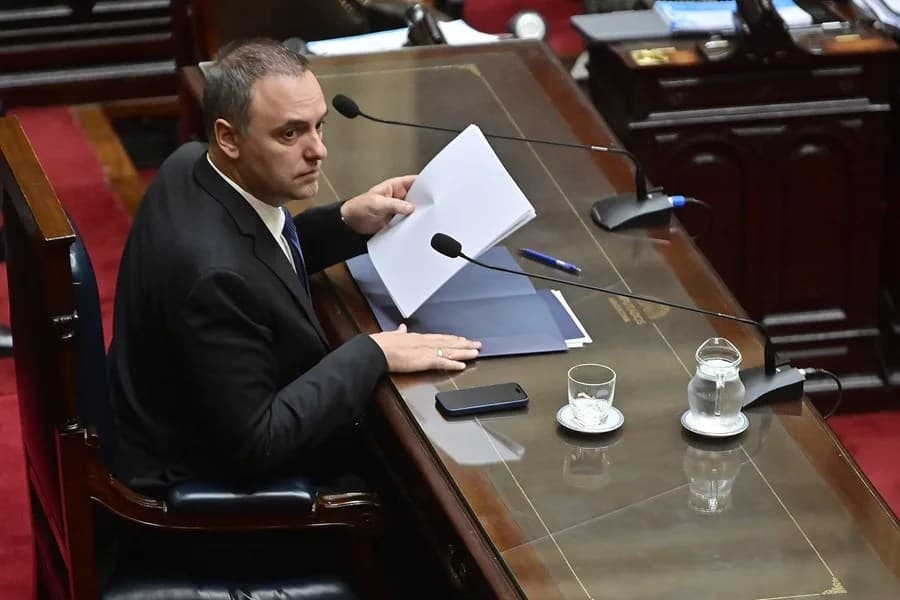 Manuel Adorni, jefe de Gabinete de Milei, renuncia tras meses de escándalos de corrupción en Argentina
