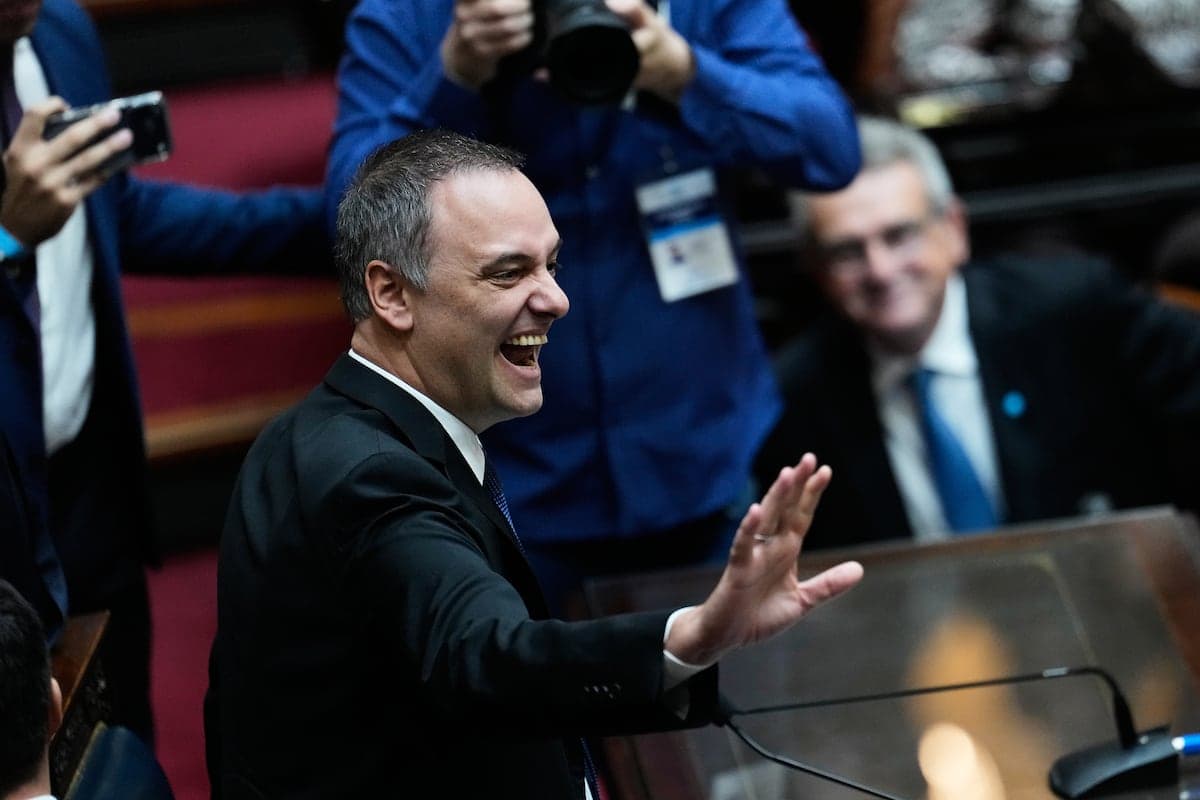 Milei arropa a su jefe de Gabinete, sospechado de corrupción, ante un Congreso encendido | EL PAÍS Argentina