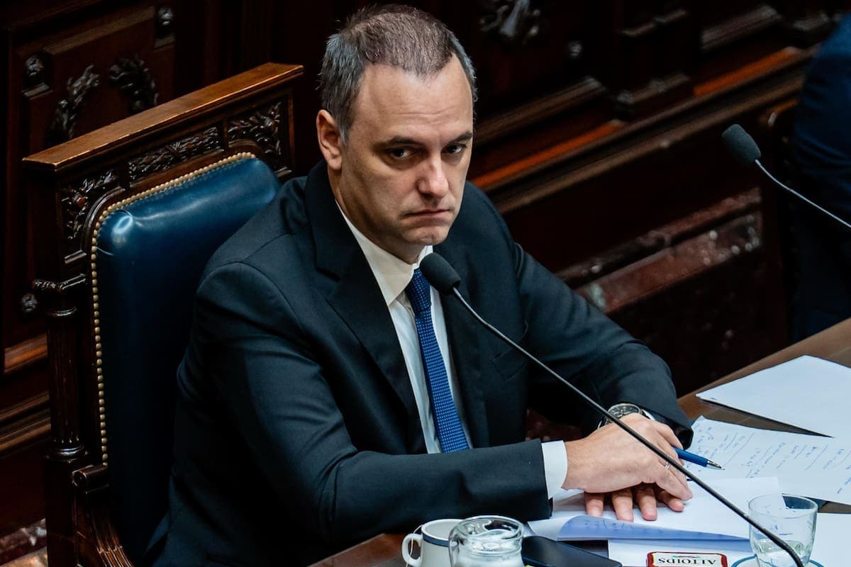 La nueva versión de Adorni desmiente lo que declaró en el Congreso y en las conferencias de la Casa Rosada - LA NACION