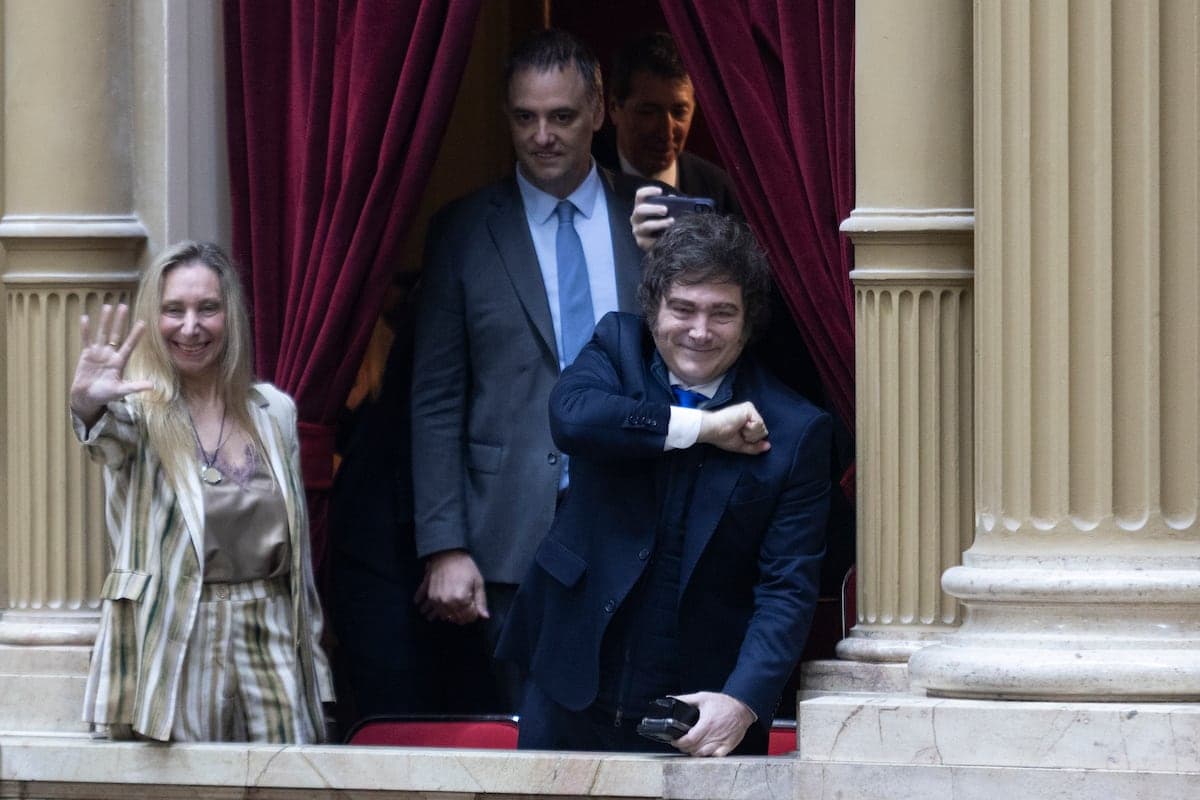 Milei exhibe en un centro de propaganda ultra a su jefe de Gabinete, sospechado de corrupción | EL PAÍS Argentina