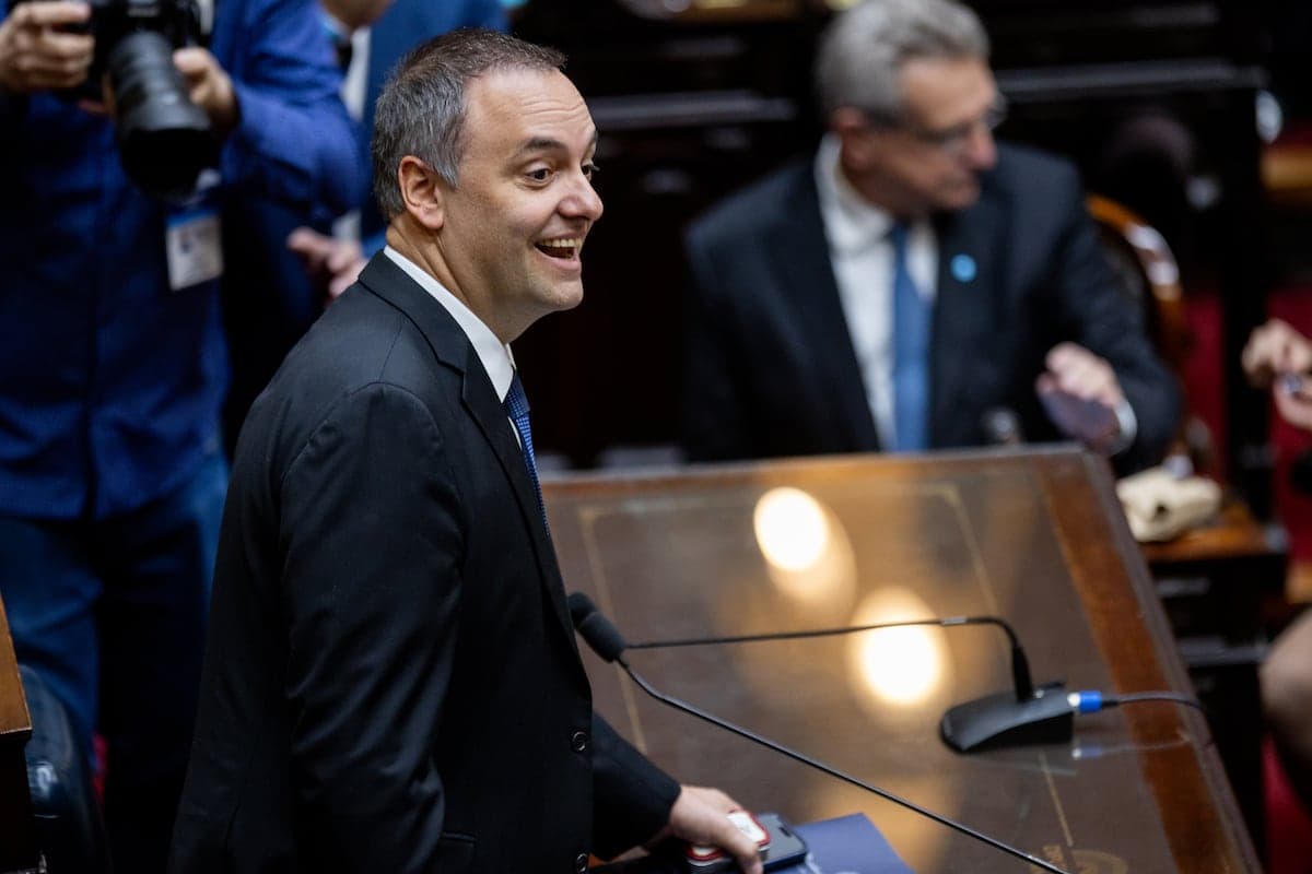 Los partidos aliados de Milei se dividen por la protección al jefe de Gabinete, investigado por corrupción | EL PAÍS Argentina