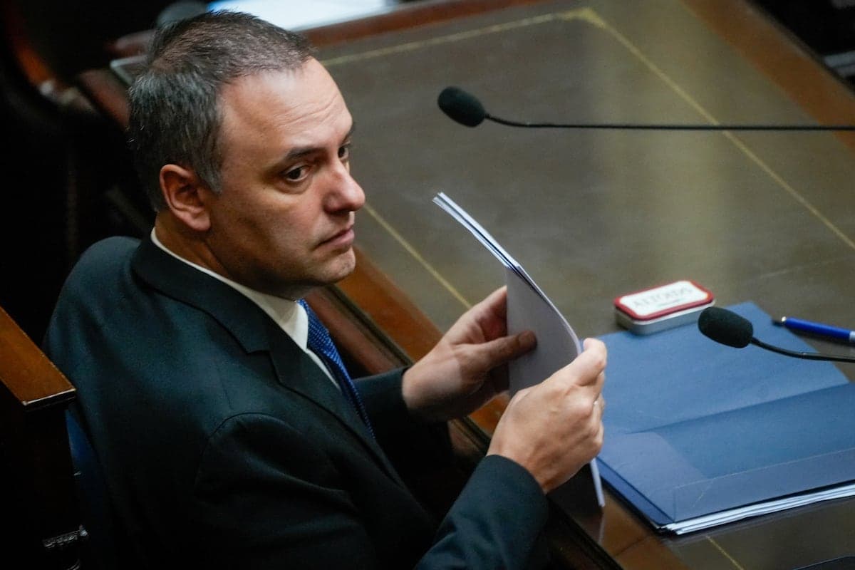 Viajes, propiedades y pagos en efectivo: las sospechas de corrupción asedian al jefe de ministros de Milei | EL PAÍS Argentina