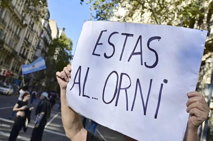 Jefe de Gabinete argentino, respaldado por Milei, se defiende de acusaciones de corrupción